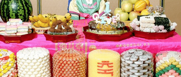 Premium Photo  Korean traditional holiday doljanchi first birthday, decoration. asandi. observance of customs of their ancestors. the work of  the decorator and organizer of the event.