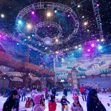Alt Text: An indoor hot spring spa room in Hurshimchung Grand Spa in Busan, South Korea.