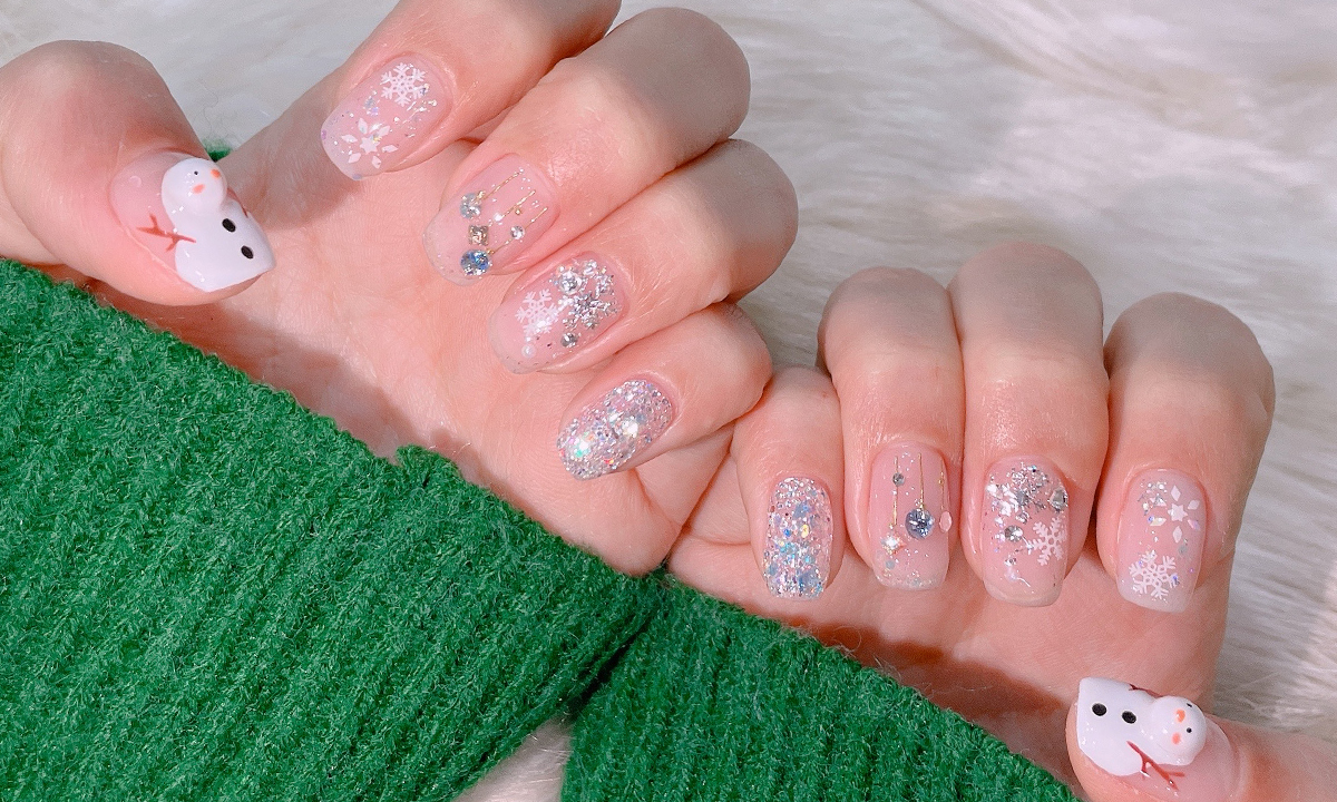 A white and silver Christmas themed design full of ornaments, snowflakes, and 3D snowmen.