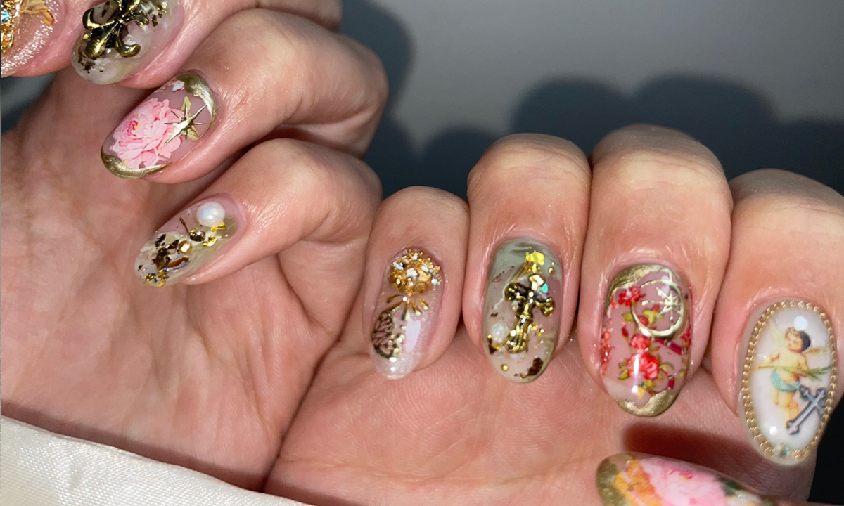An Italian Baroque themed design by Hi Taehee Nail (하이태히네일). Each nail has elements of Baroque art and each finger is a different design.
