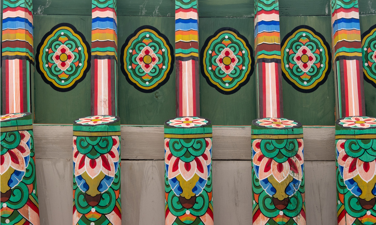 A beautiful close-up of the colorfully painted roofs in Jogyesa Temple in Seoul.