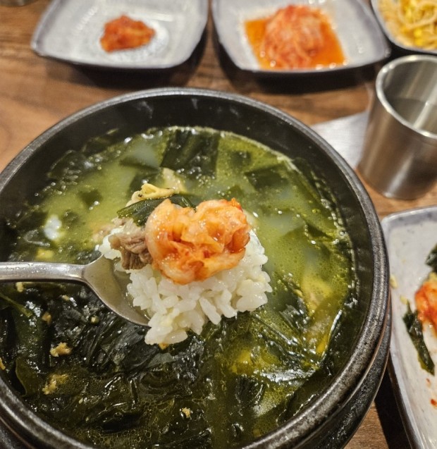 miyeok guk with rice and kimchi