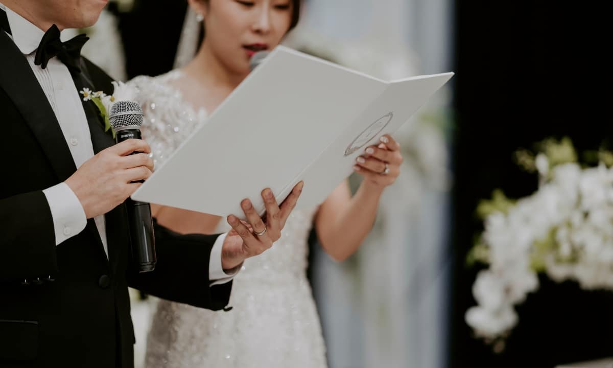 Bride and groom reading vows at a modern Korean wedding ceremony.