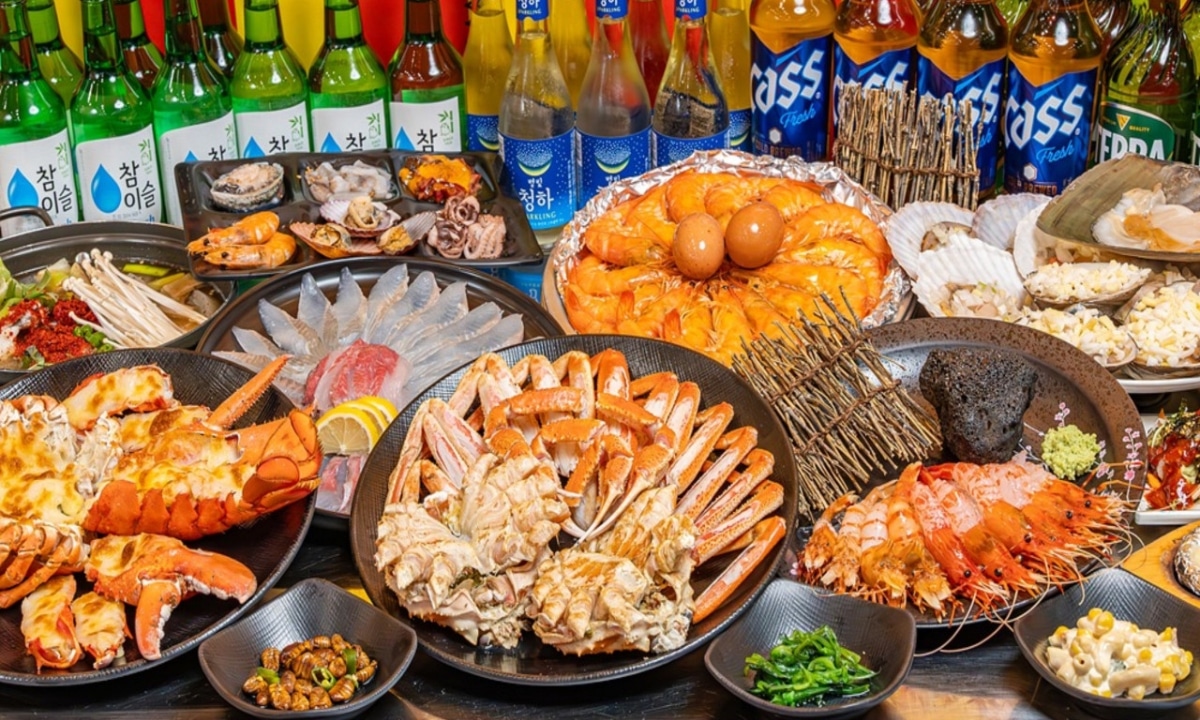 Steamed snow crab and dipping sauces served at a Pohang seafood restaurant.
