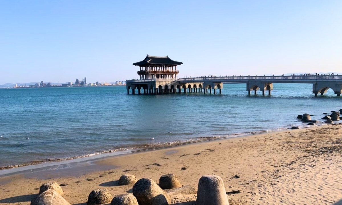 A traditional Korean pavilion near Pohang’s Yeongil Bay, facing the sea.